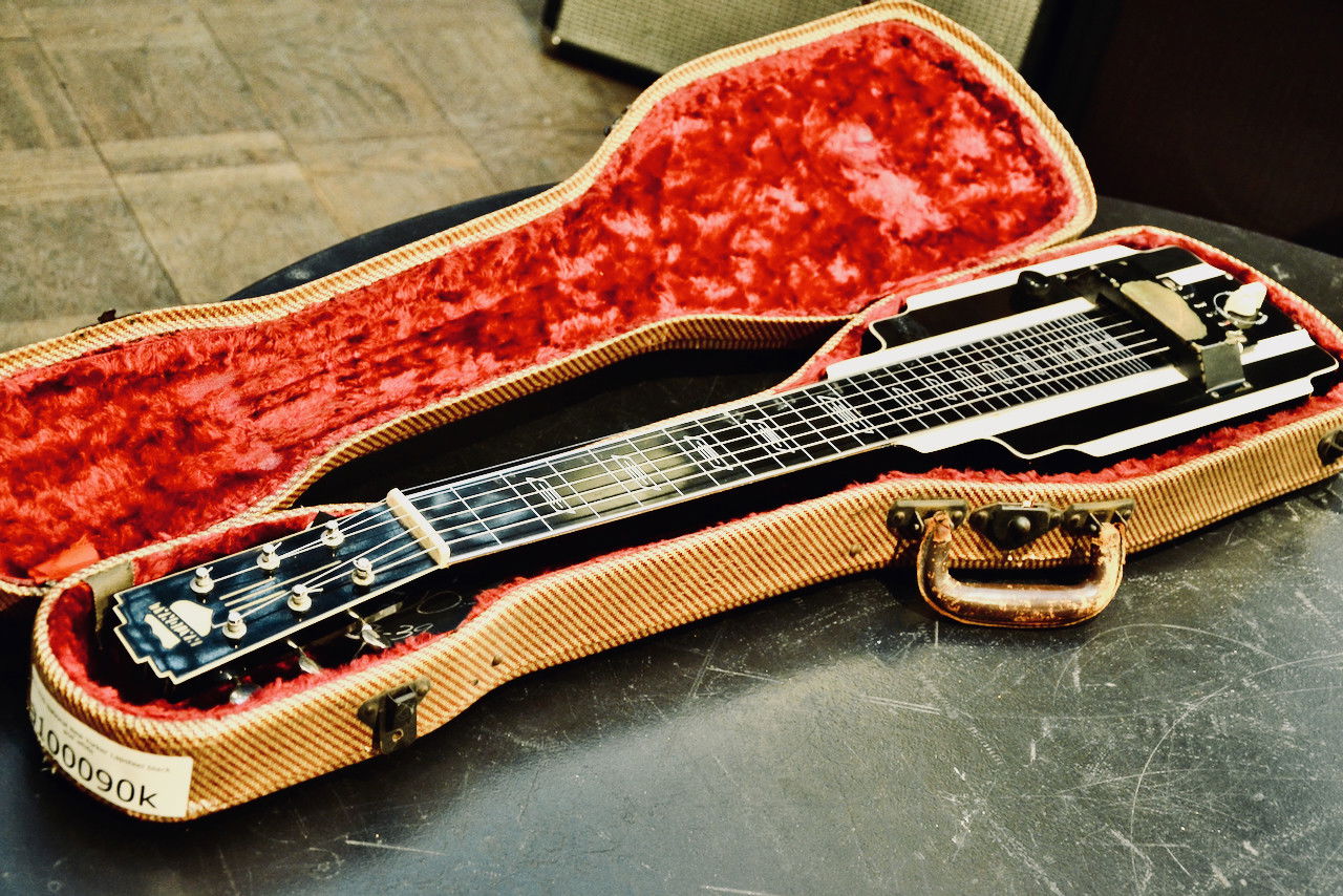 1937 1939 National New Yorker Lapsteel black and white