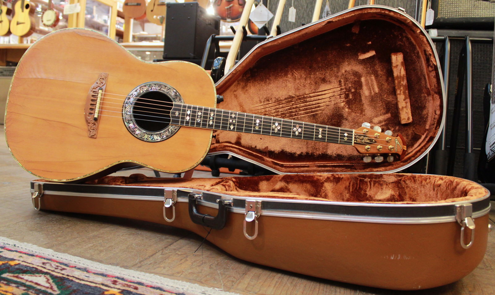 Ovation Custom Legend model 1619 natural -79 serial 196387, beg. (Stockholm)